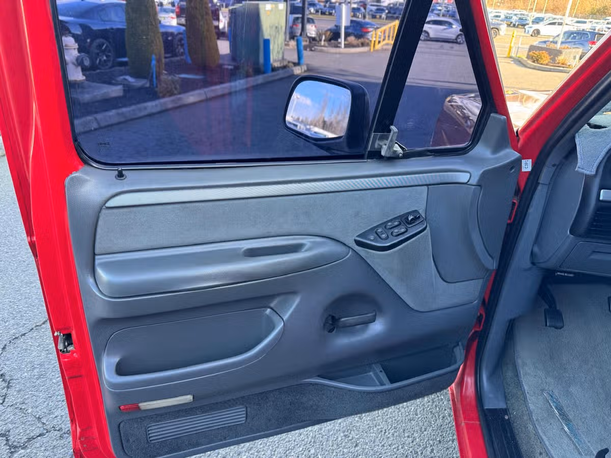 1993 Ford F-150 SVT Lightning Base Regular Cab Image 32