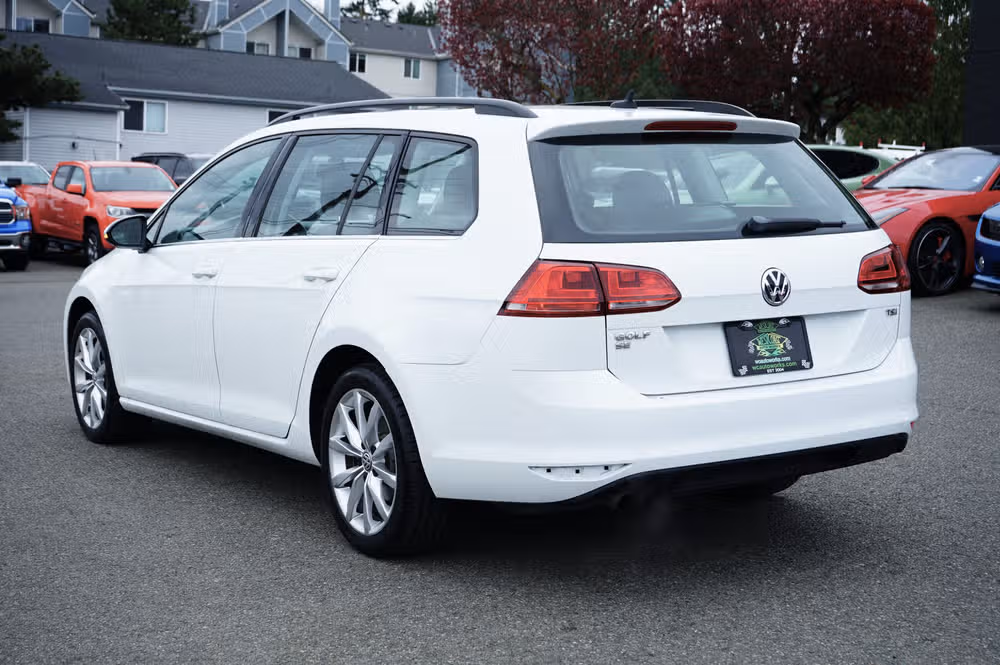 2016 Volkswagen Golf SportWagen TSI SE Image 3
