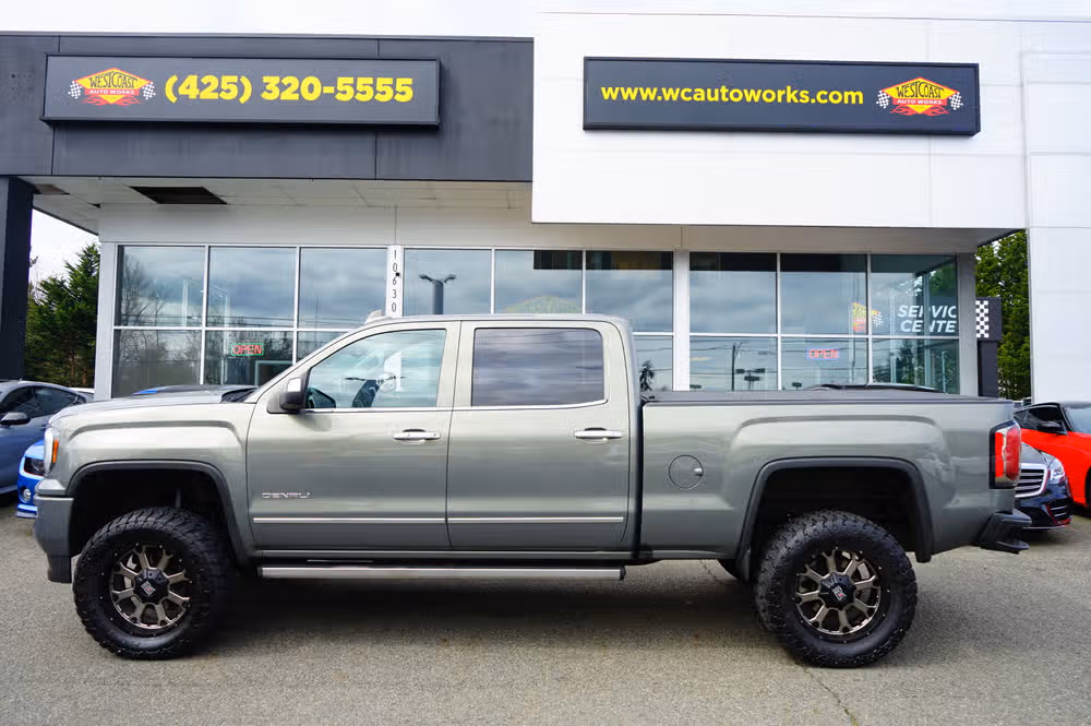 2017 GMC Sierra 1500 Denali Crew Cab Image 2