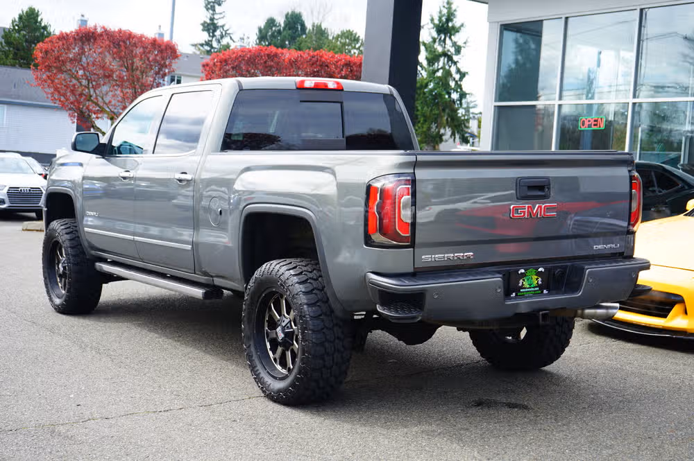 2017 GMC Sierra 1500 Denali Crew Cab Image 3