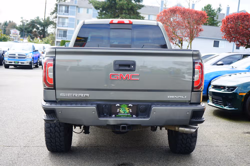 2017 GMC Sierra 1500 Denali Crew Cab Image 4