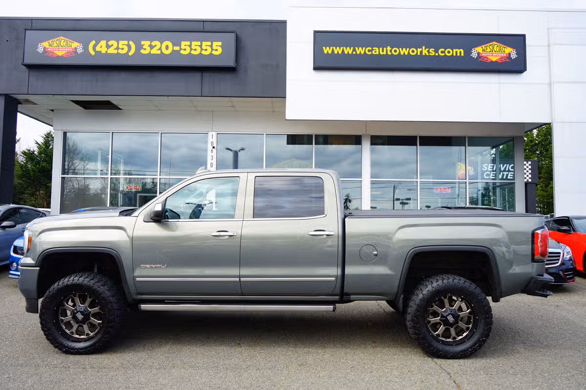 2017 GMC Sierra 1500 Denali Crew Cab Image 2