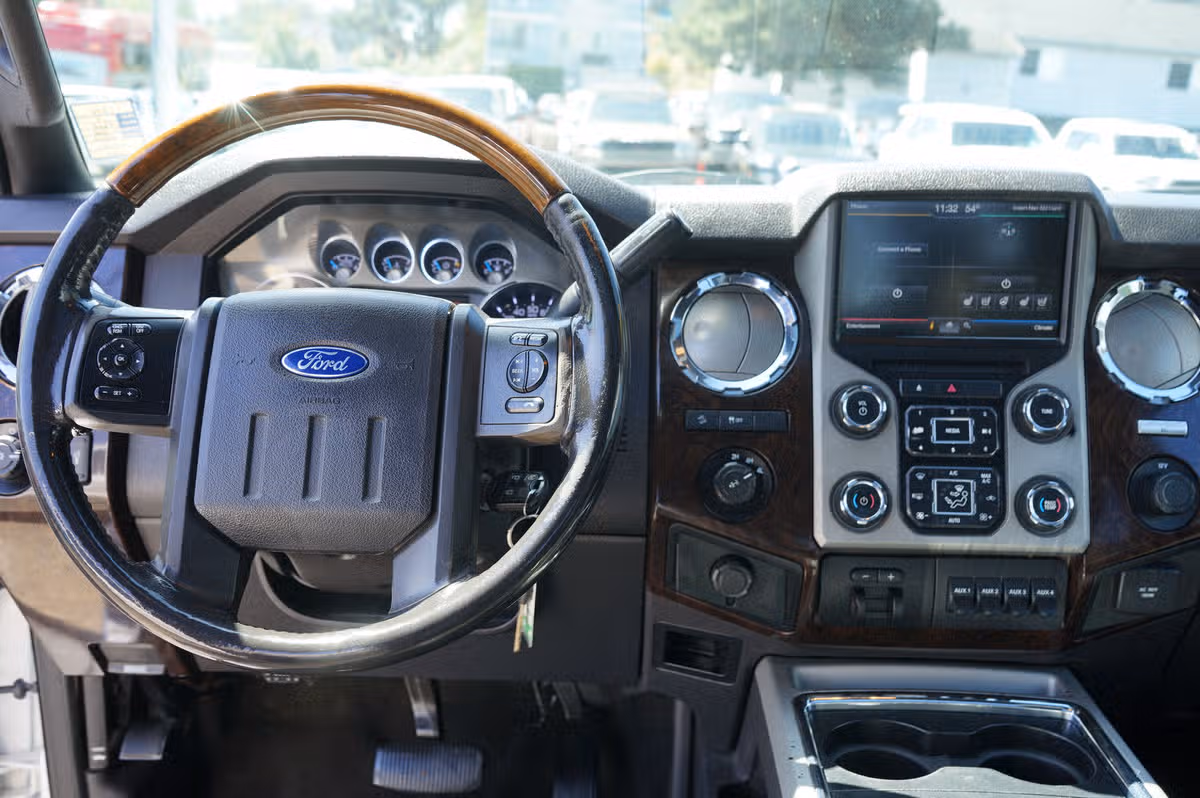 2013 Ford F-250 Super Duty Platinum Crew Cab Image 22