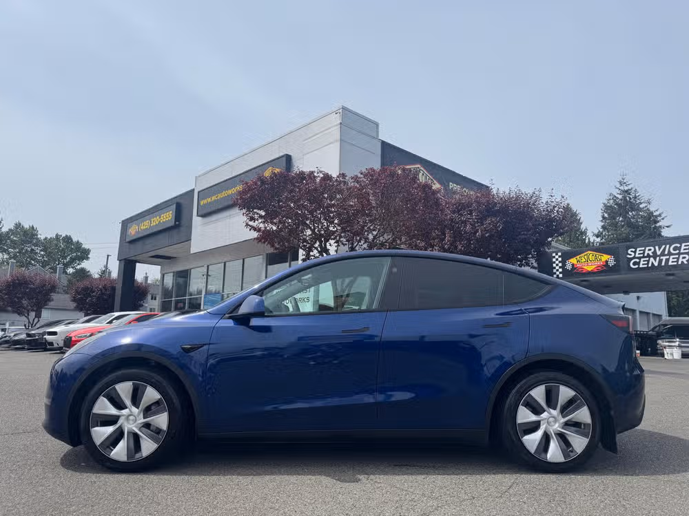 2024 Tesla Model Y Long Range Image 2