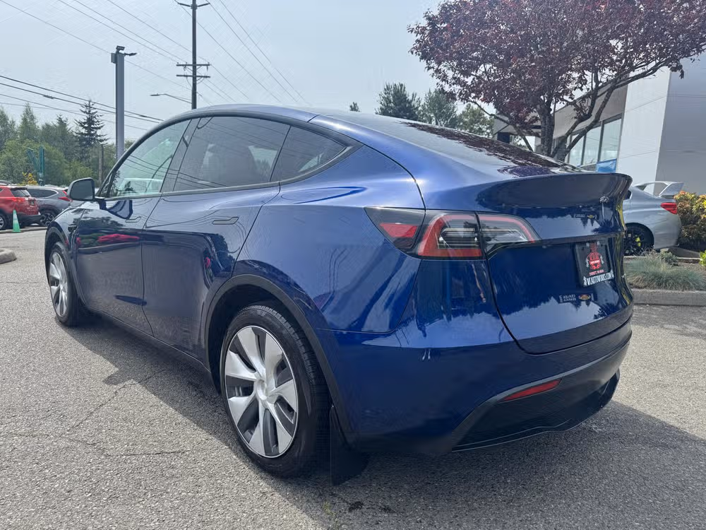 2024 Tesla Model Y Long Range Image 3