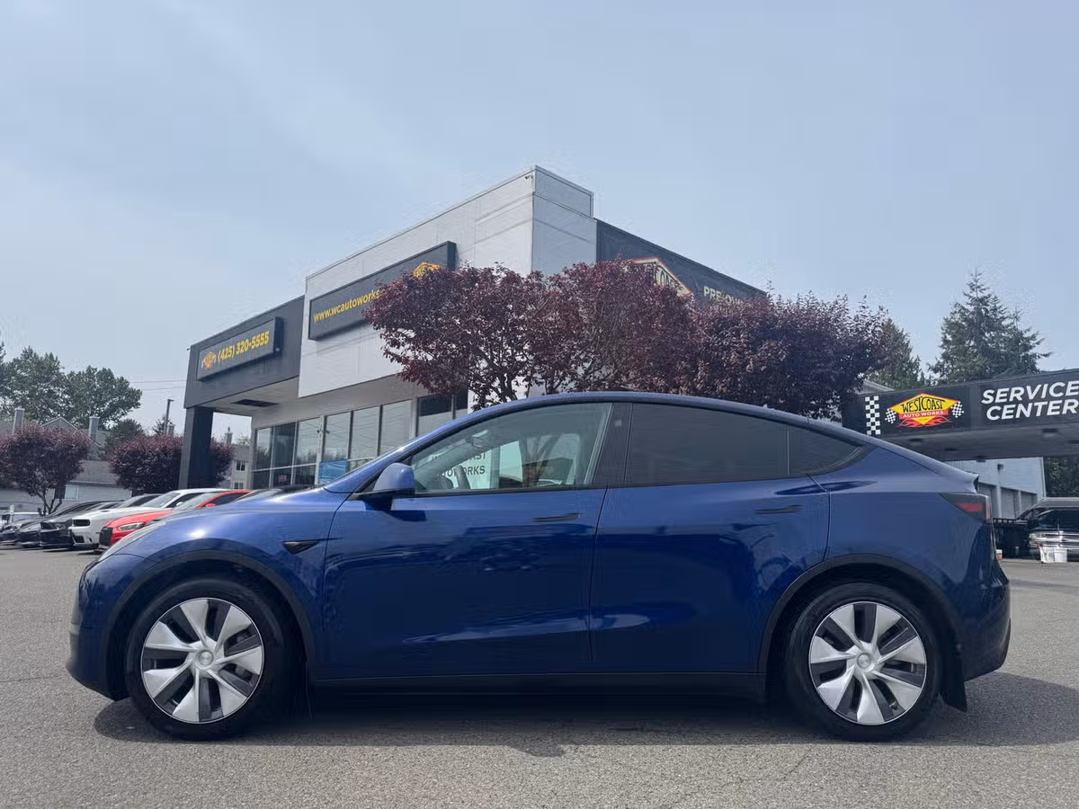 2024 Tesla Model Y Long Range Image 2