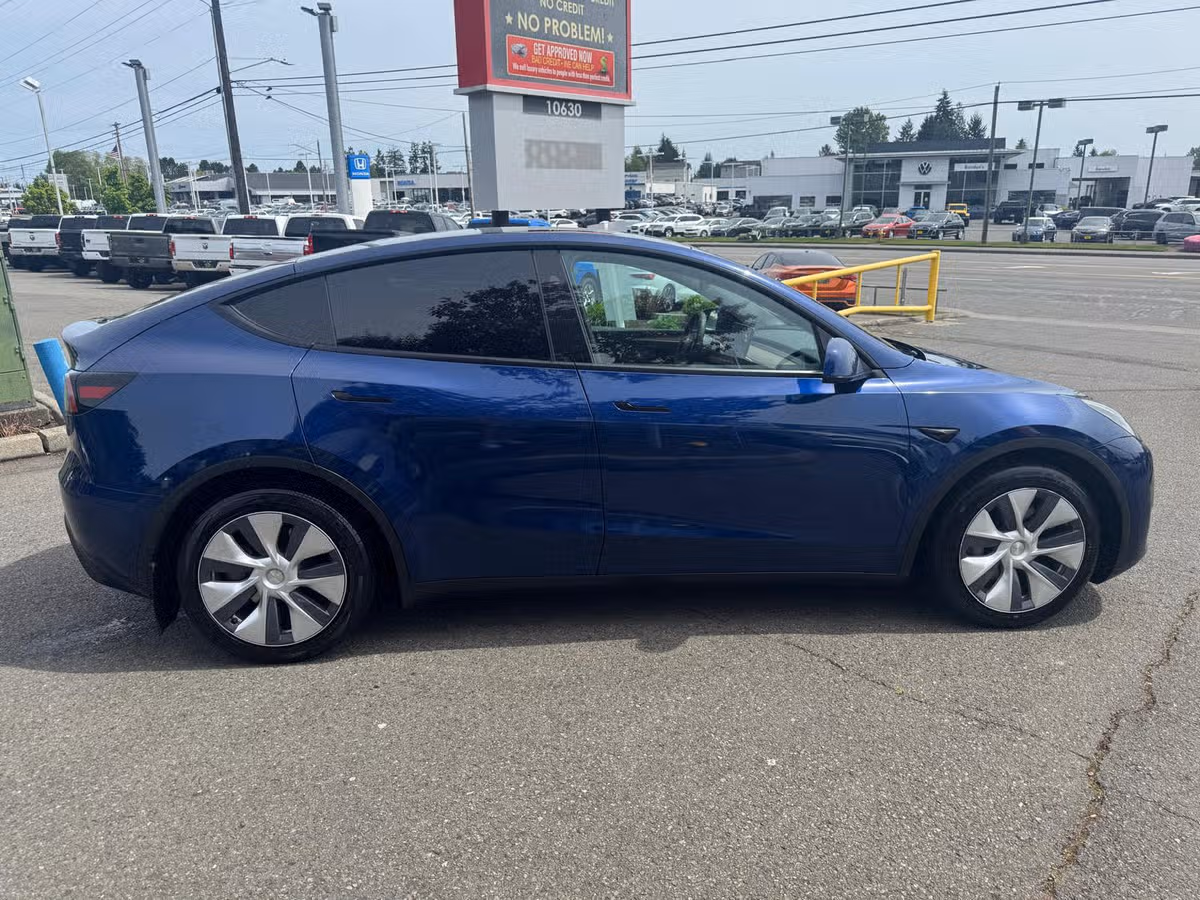 2024 Tesla Model Y Long Range Image 6