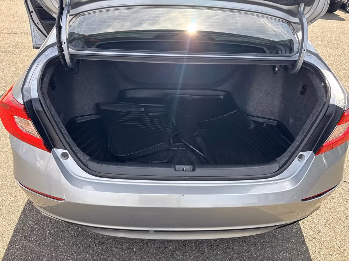 2018 Honda Accord LX Image 24