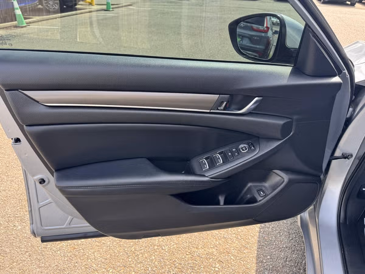 2018 Honda Accord LX Image 19