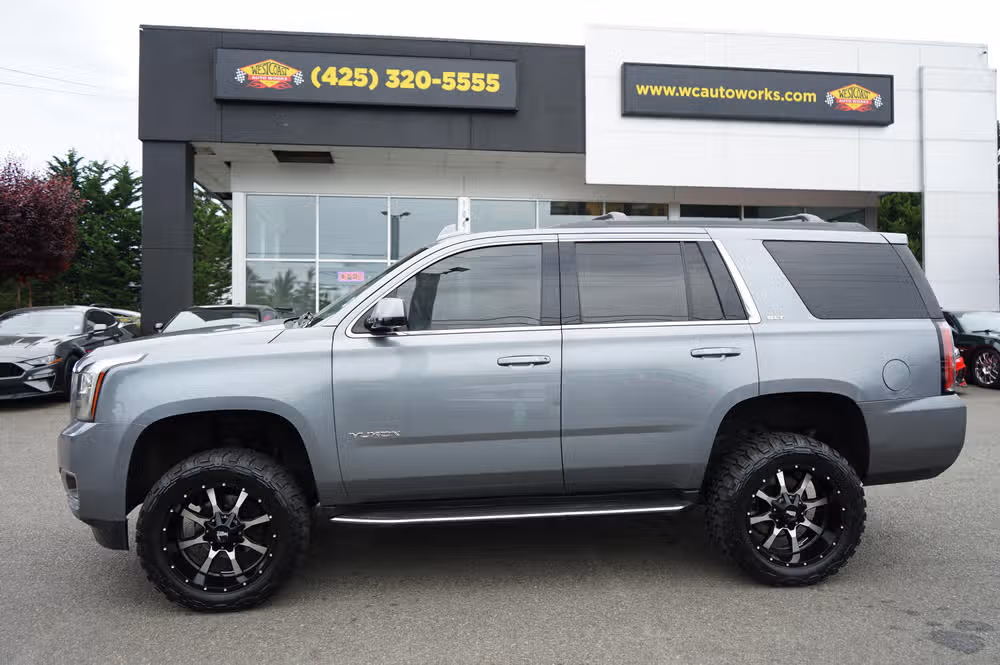 2020 GMC Yukon SLT Image 2