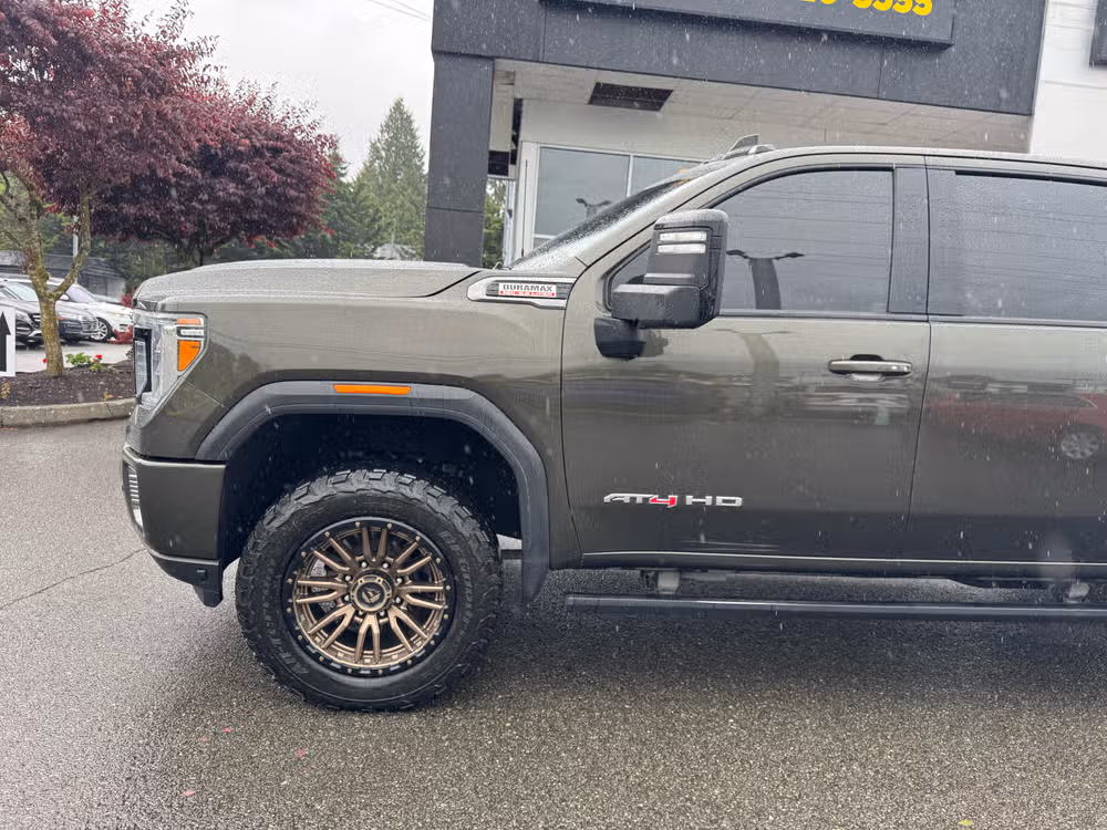 2022 GMC Sierra 2500HD AT4 Crew Cab Image 3
