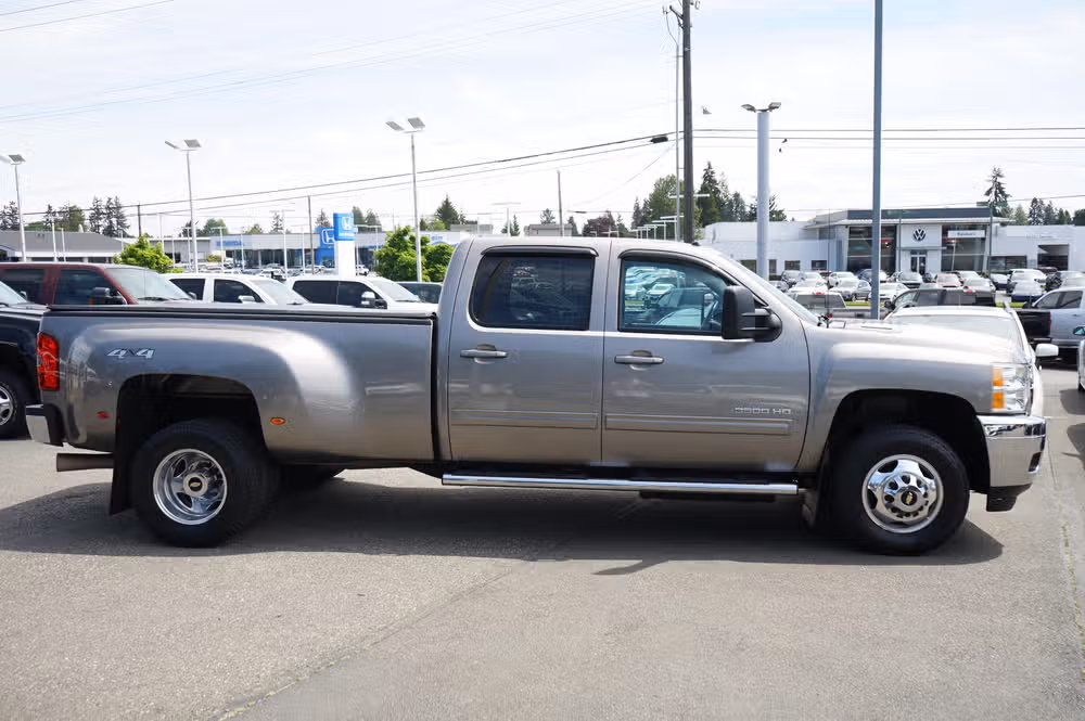 2013 Chevrolet Silverado 3500HD LTZ PICKUP 4D 8 FT Crew Cab Image 6