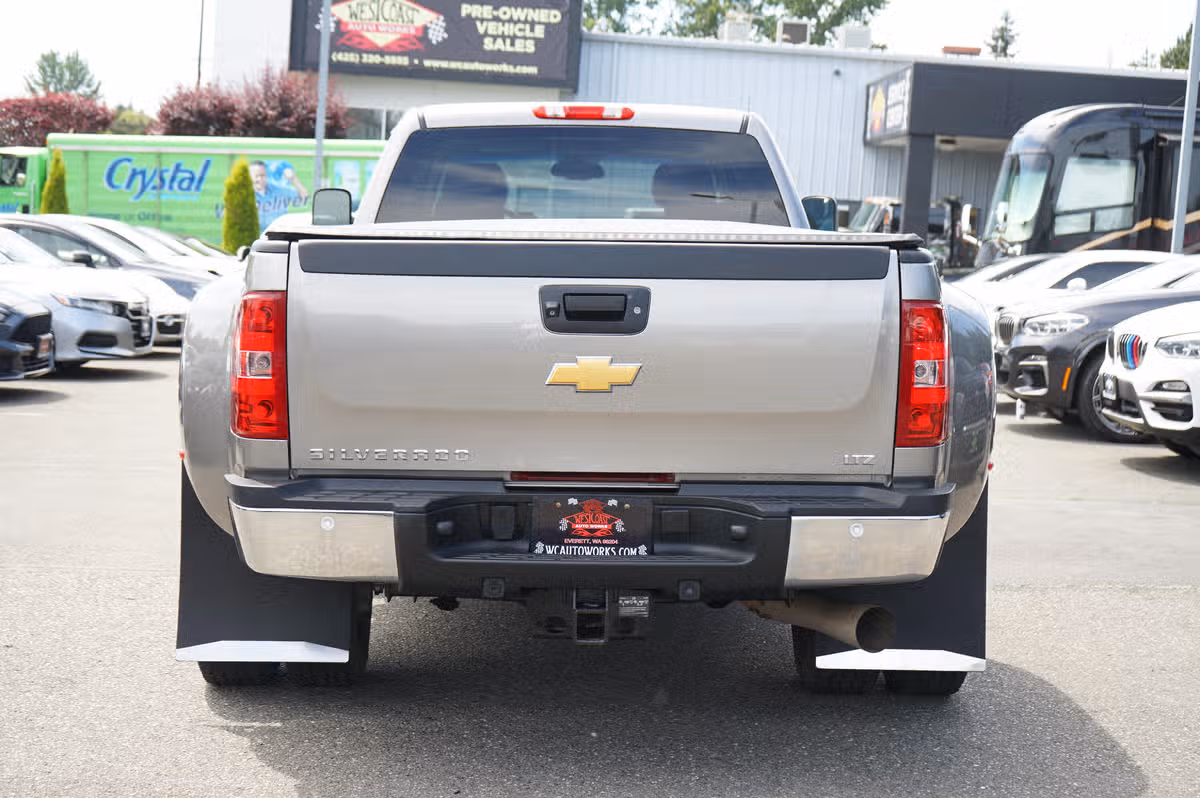 2013 Chevrolet Silverado 3500HD LTZ PICKUP 4D 8 FT Crew Cab Image 4