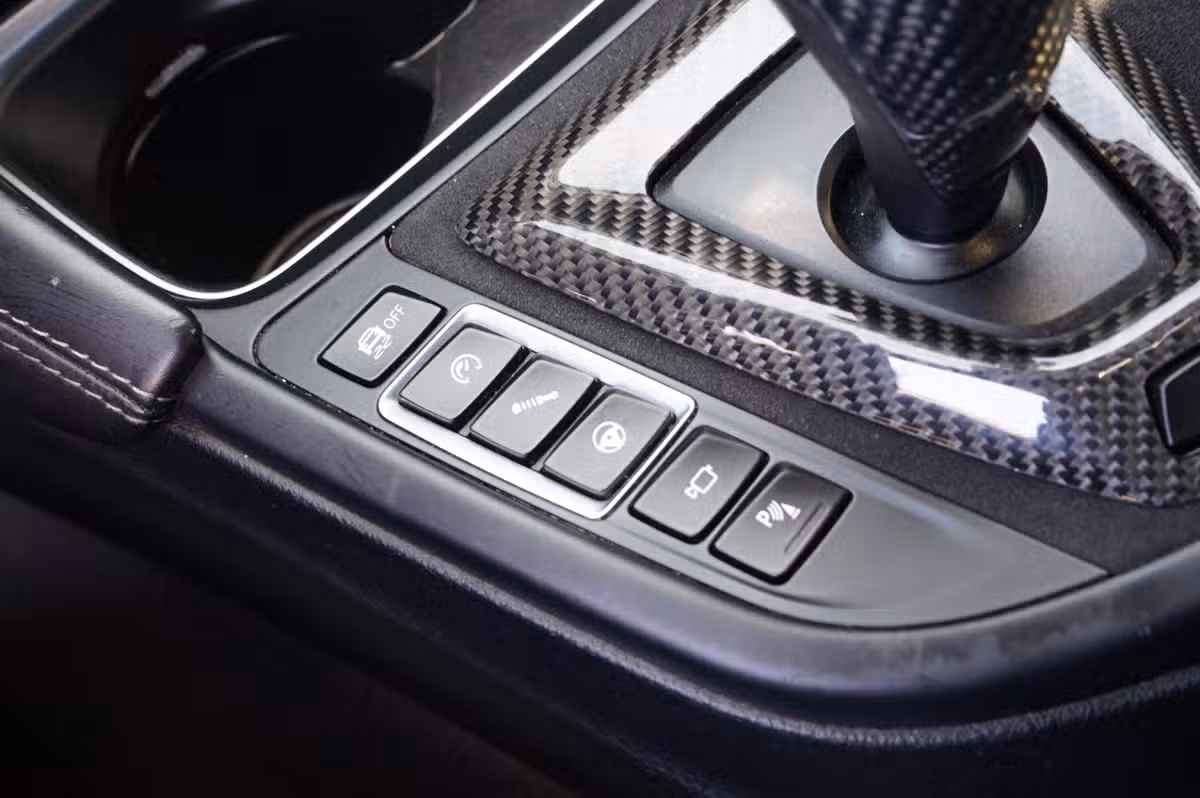 2015 BMW M4 Base Image 21
