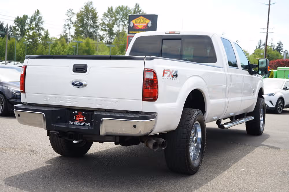 2015 Ford F-350 Super Duty Lariat Crew Cab Image 6