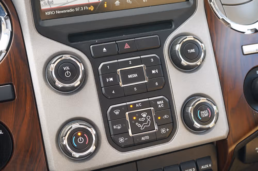 2015 Ford F-350 Super Duty Lariat Crew Cab Image 22