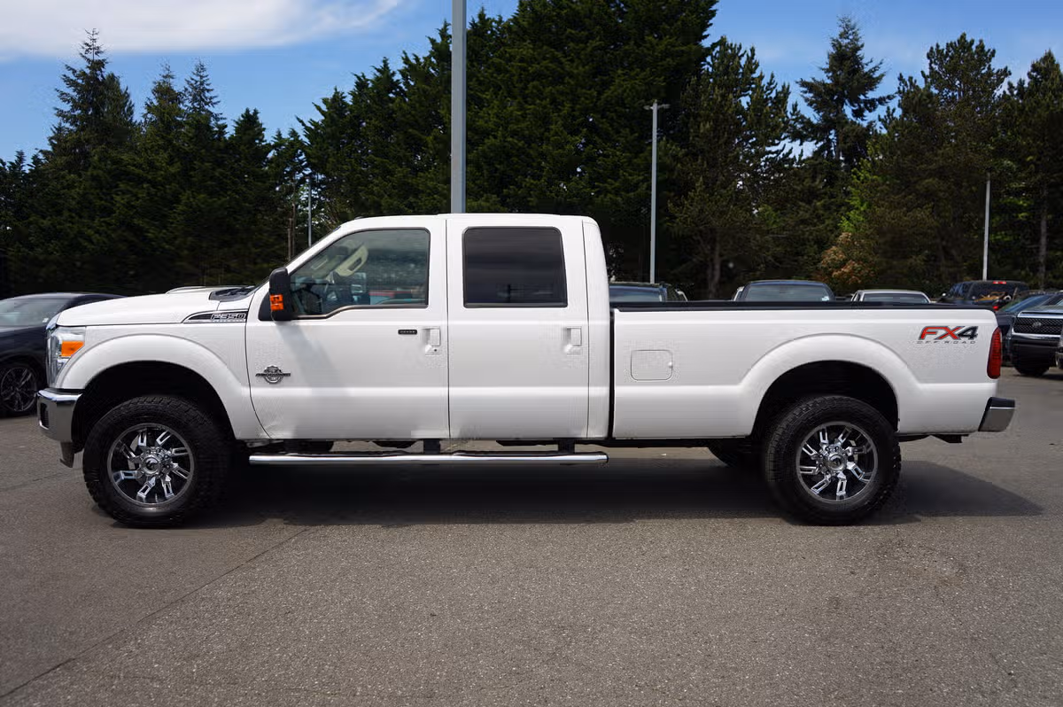 2015 Ford F-350 Super Duty Lariat Crew Cab Image 3