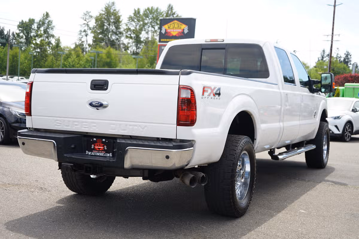 2015 Ford F-350 Super Duty Lariat Crew Cab Image 6