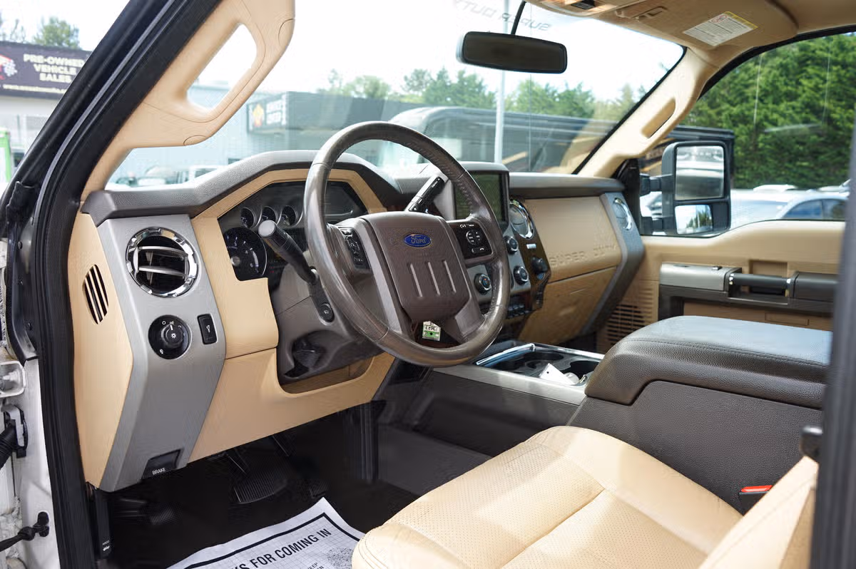 2015 Ford F-350 Super Duty Lariat Crew Cab Image 12