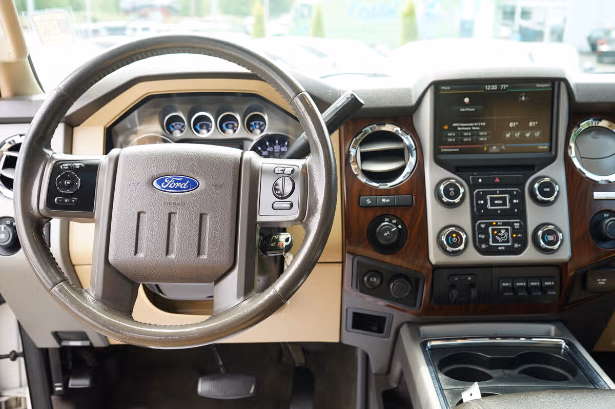 2015 Ford F-350 Super Duty Lariat Crew Cab Image 17