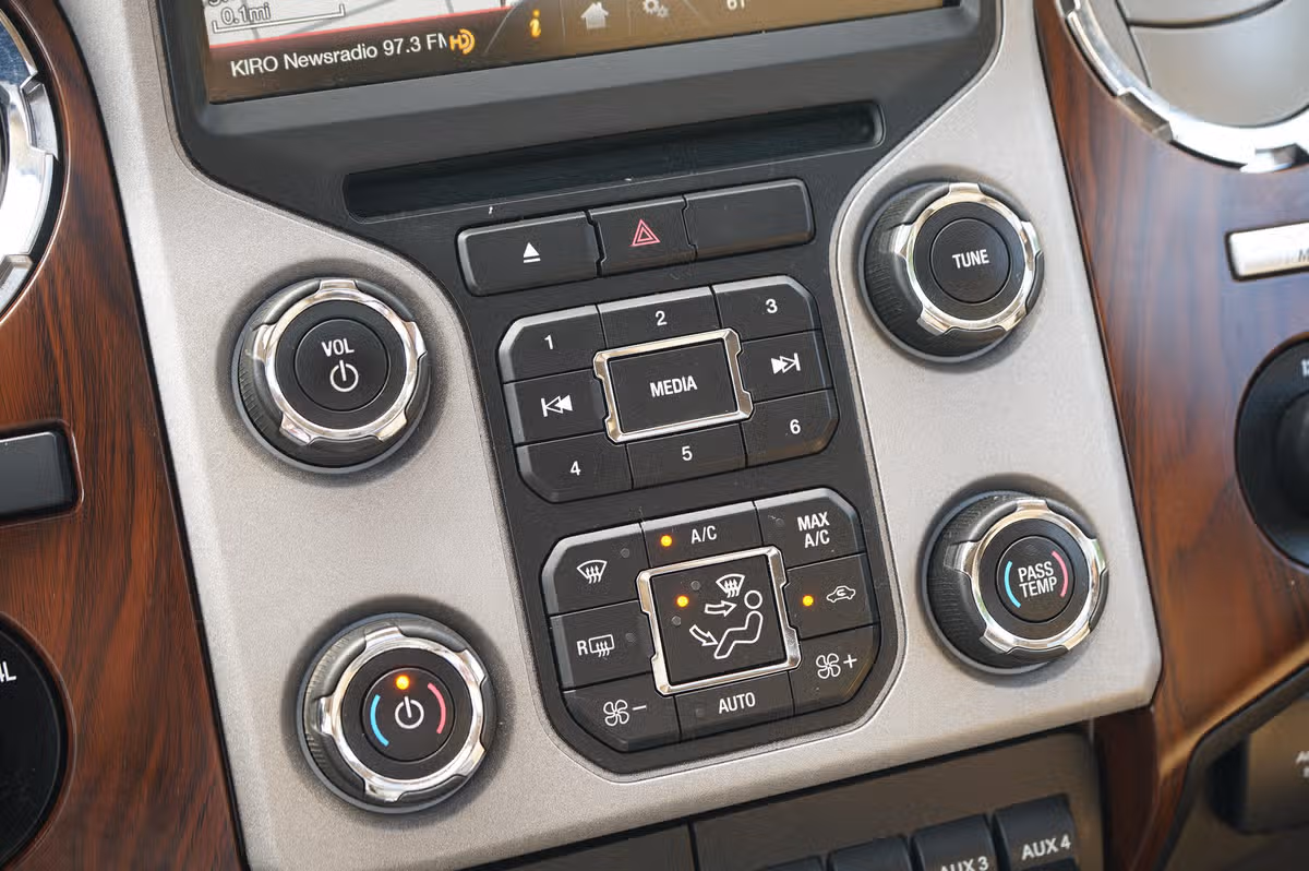 2015 Ford F-350 Super Duty Lariat Crew Cab Image 22