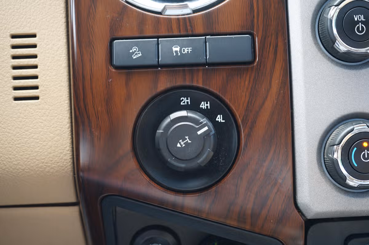 2015 Ford F-350 Super Duty Lariat Crew Cab Image 23