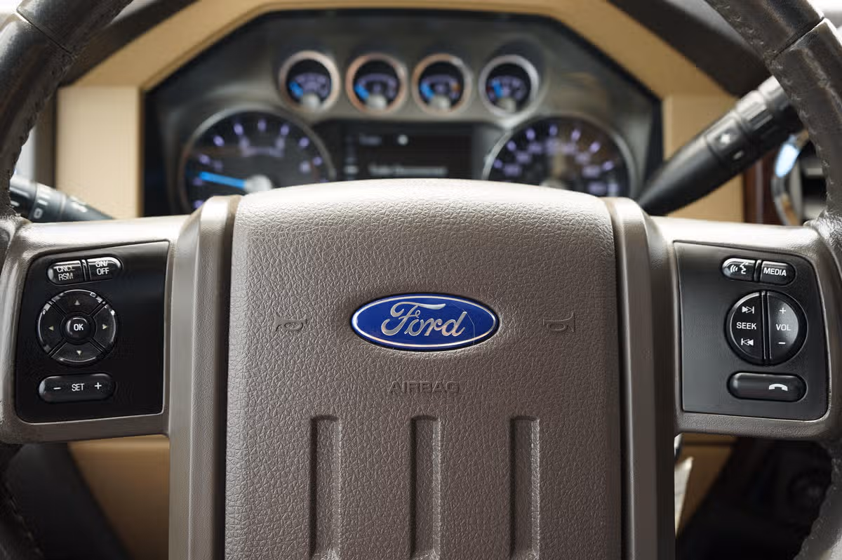 2015 Ford F-350 Super Duty Lariat Crew Cab Image 25