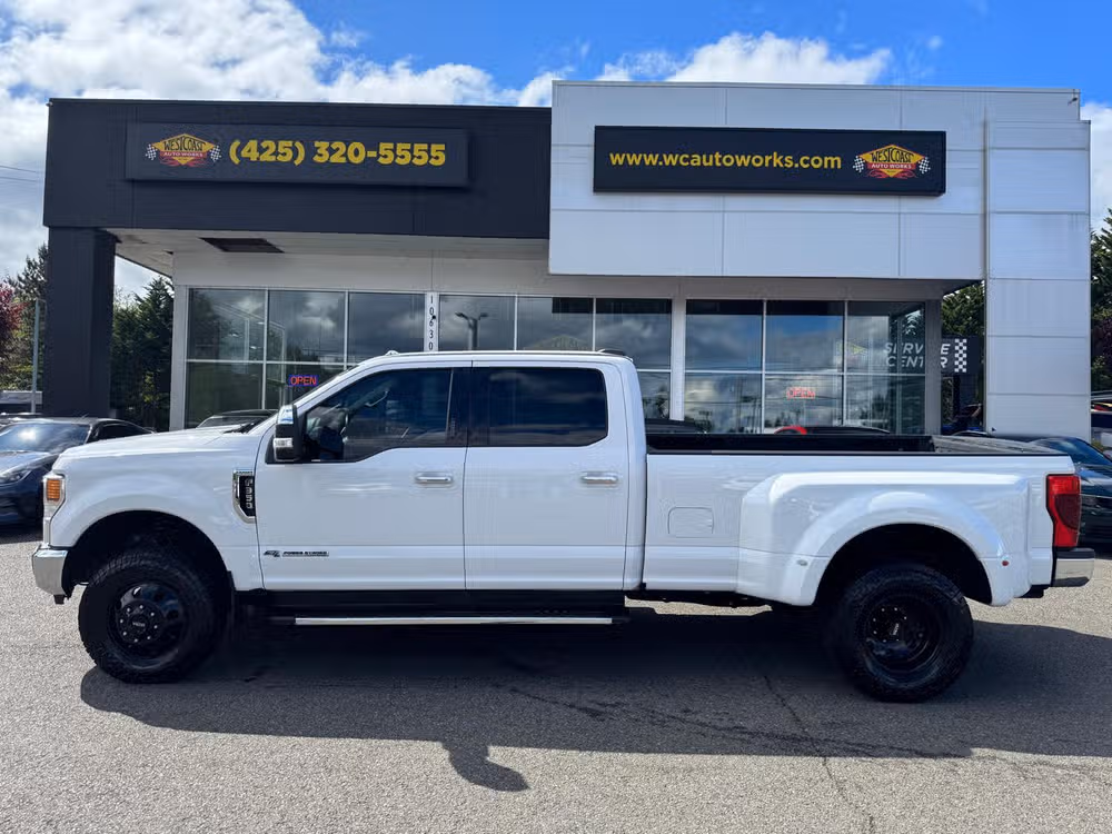 2020 Ford F-350 Super Duty Lariat Crew Cab Image 2
