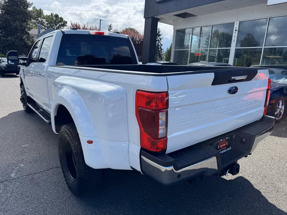 2020 Ford F-350 Super Duty Lariat Crew Cab Image 3
