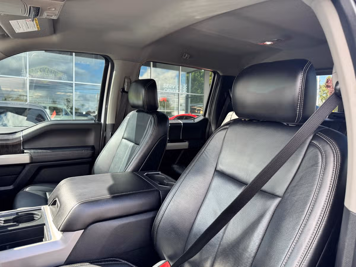 2020 Ford F-350 Super Duty Lariat Crew Cab Image 12