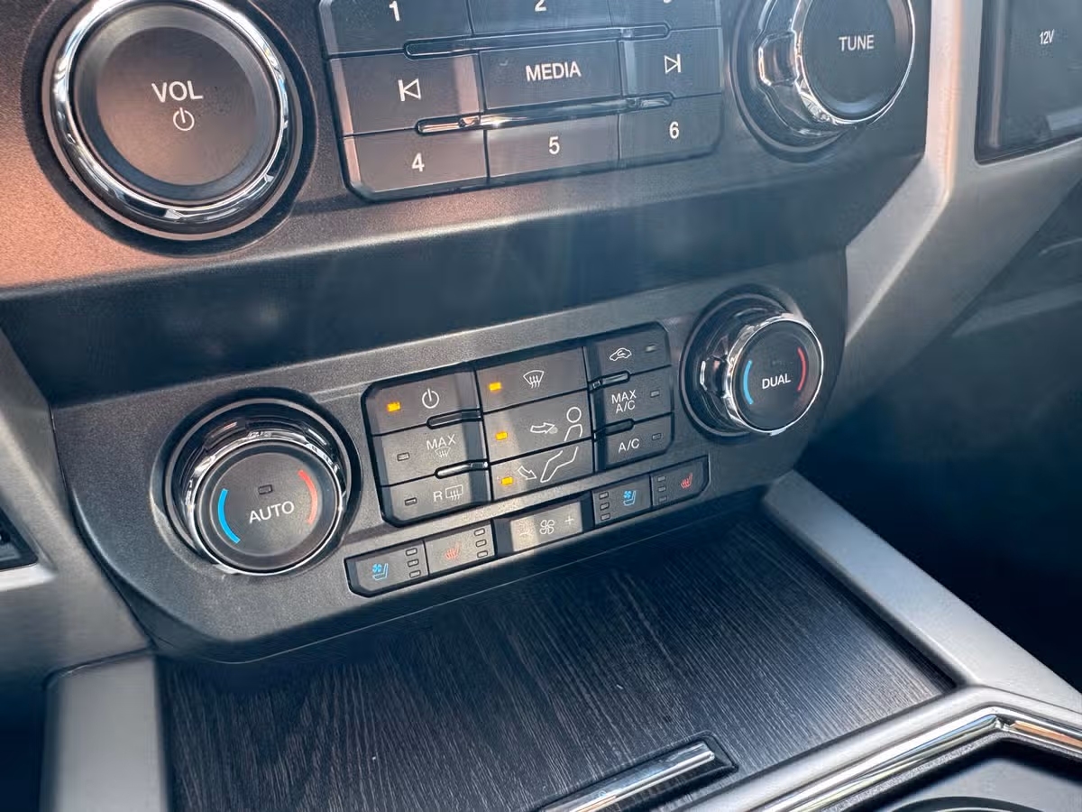2020 Ford F-350 Super Duty Lariat Crew Cab Image 17