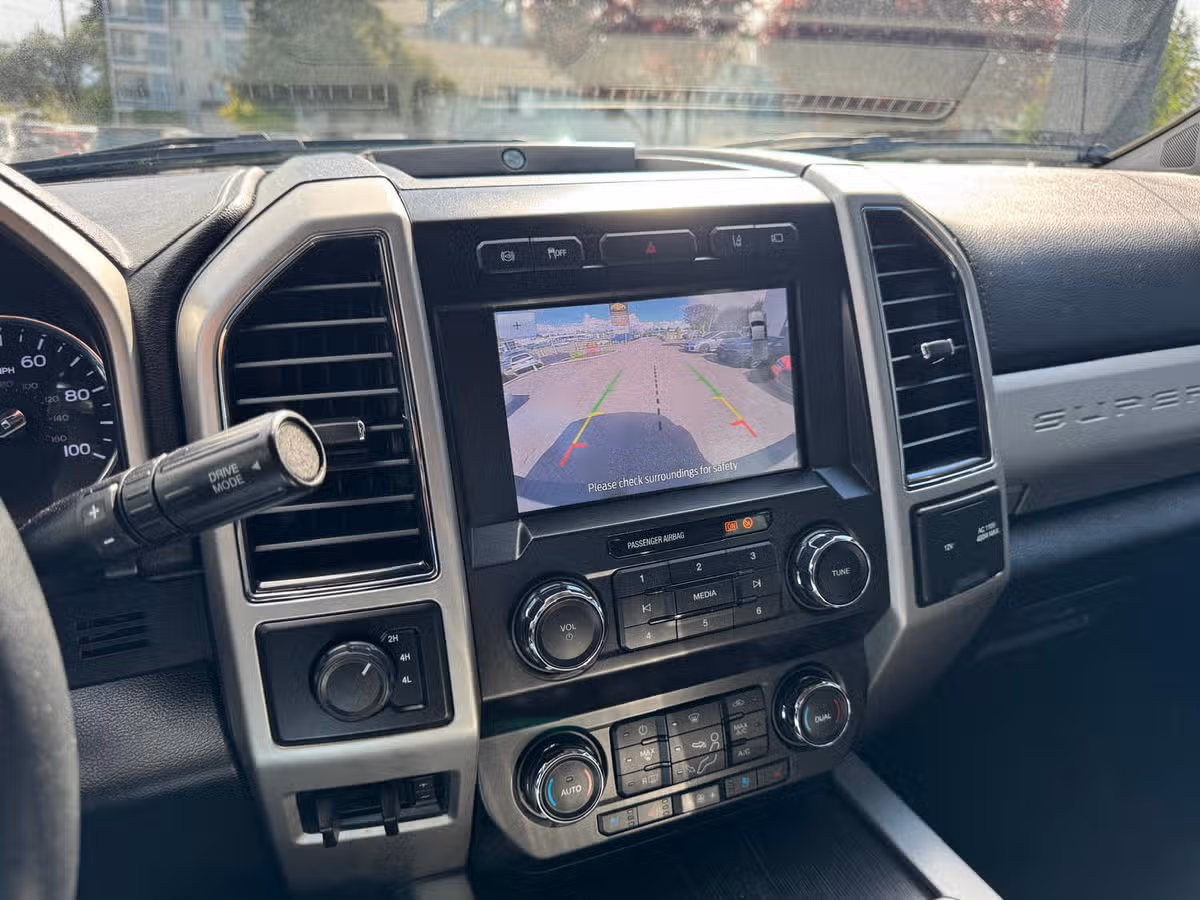 2020 Ford F-350 Super Duty Lariat Crew Cab Image 19