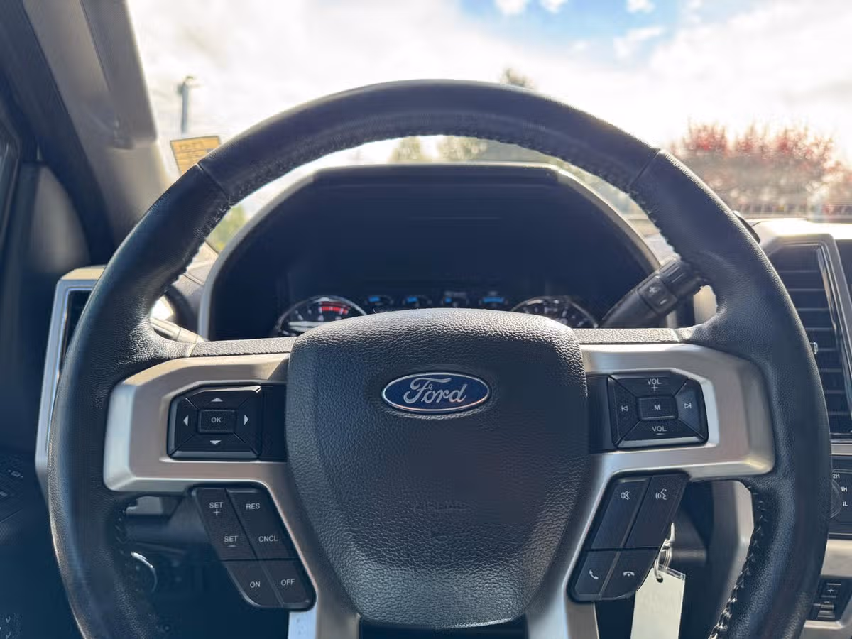 2020 Ford F-350 Super Duty Lariat Crew Cab Image 21