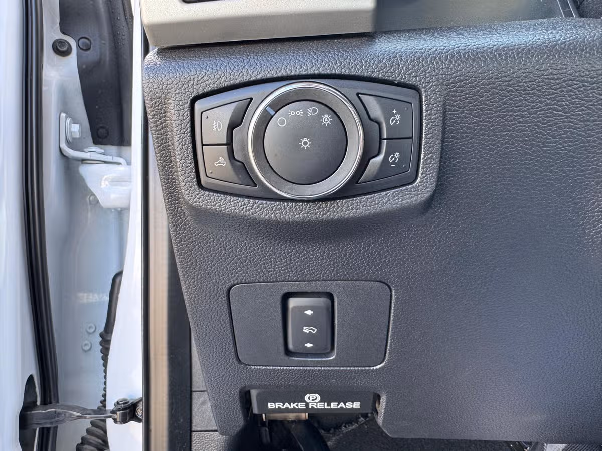 2020 Ford F-350 Super Duty Lariat Crew Cab Image 23