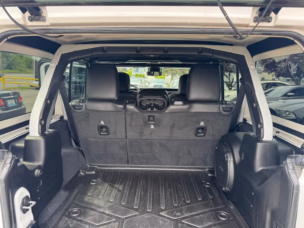 2019 Jeep Wrangler Unlimited Sahara Altitude Image 13