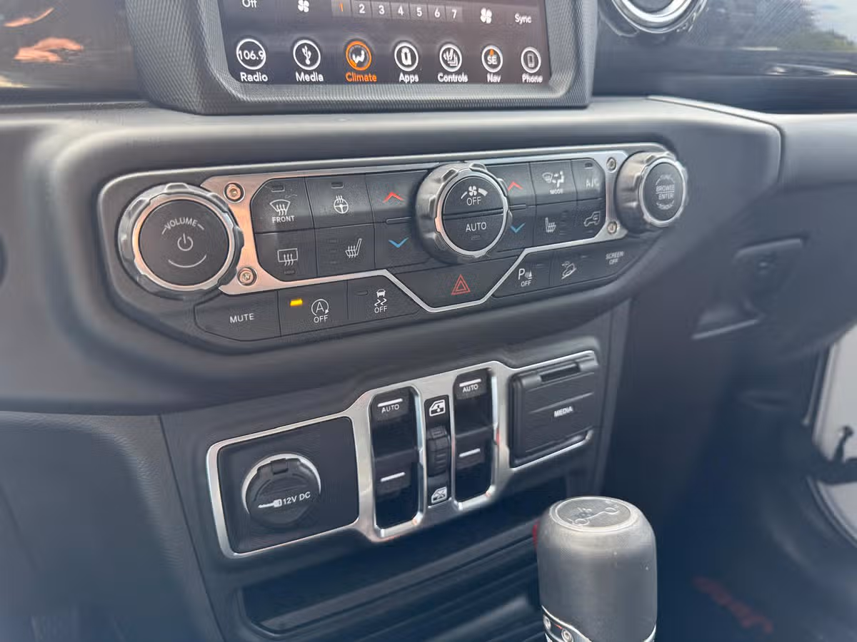 2019 Jeep Wrangler Unlimited Sahara Altitude Image 17