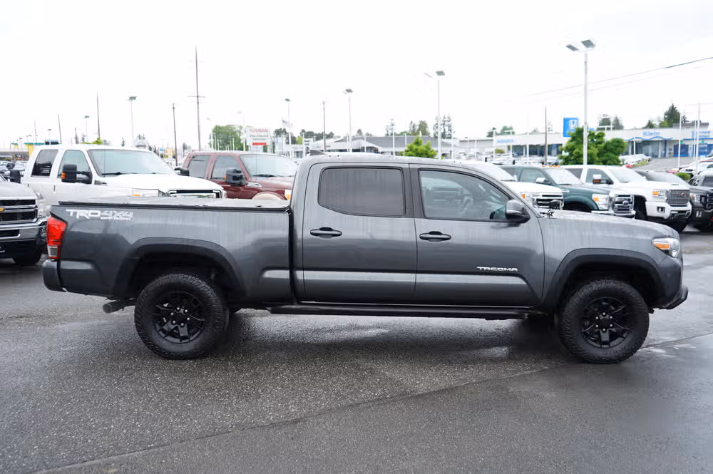 2017 Toyota Tacoma TRD Off-Road Double Cab Image 6