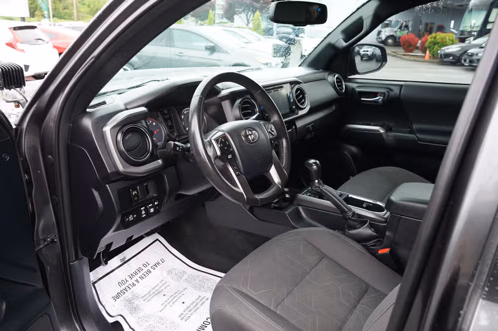 2017 Toyota Tacoma TRD Off-Road Double Cab Image 12