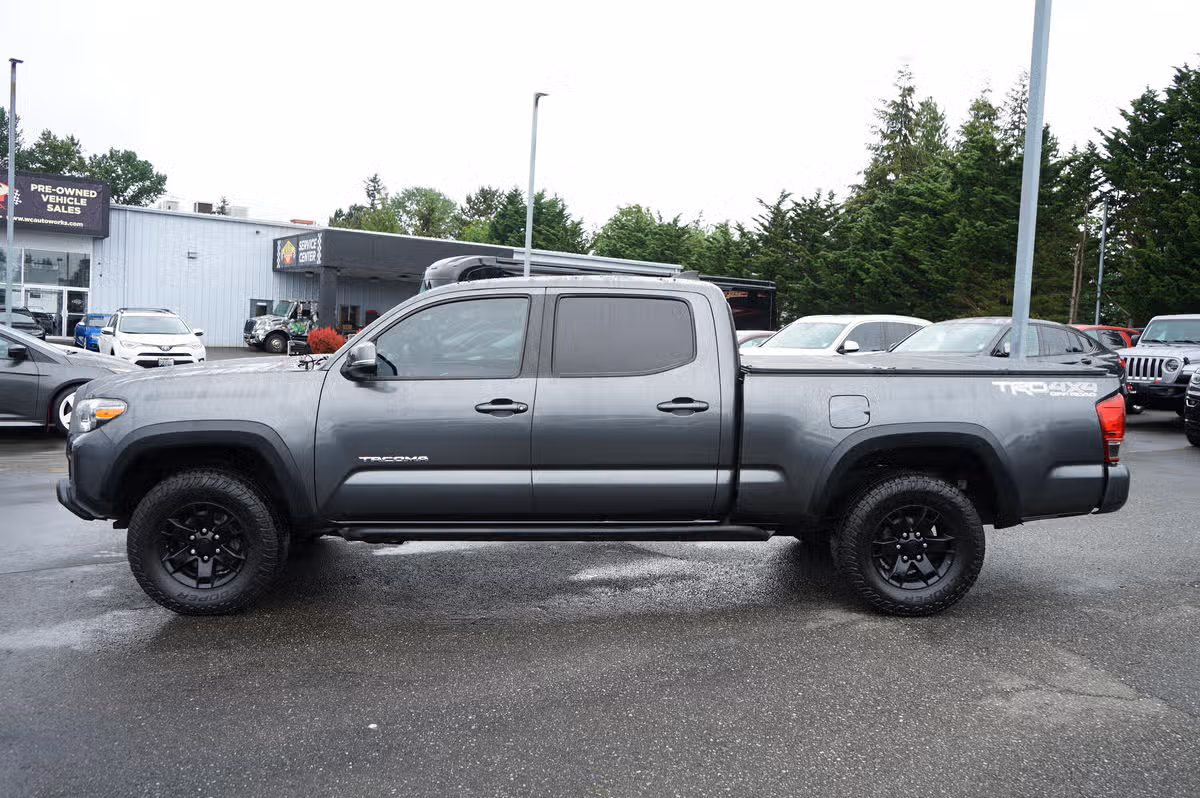 2017 Toyota Tacoma TRD Off-Road Double Cab Image 2