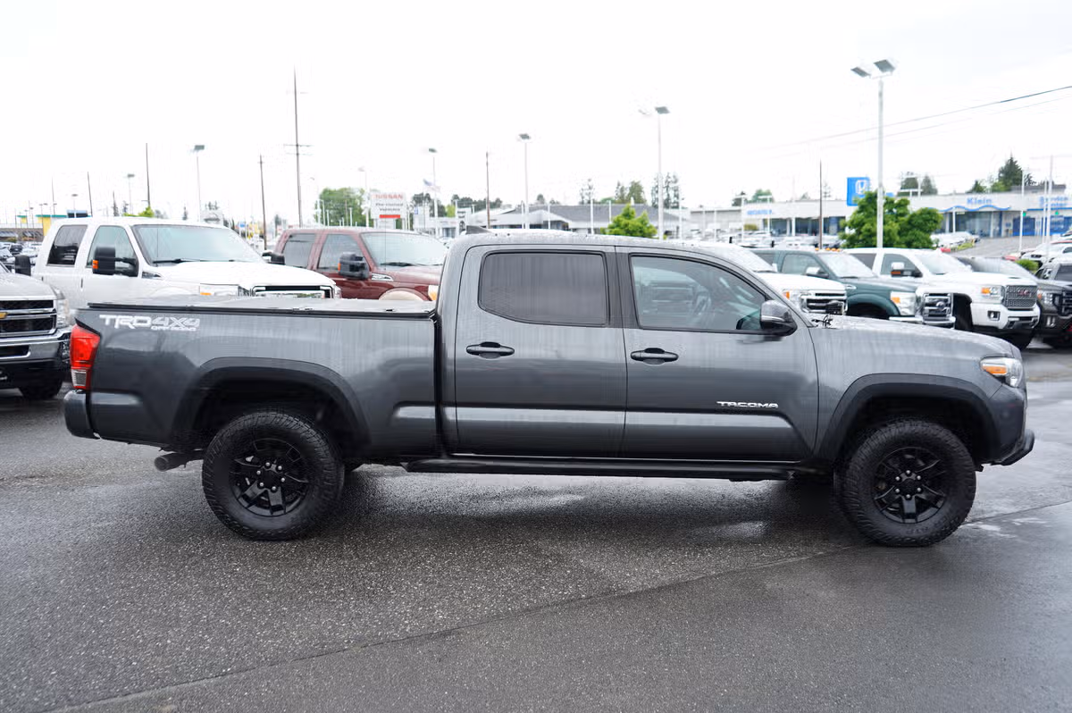 2017 Toyota Tacoma TRD Off-Road Double Cab Image 6
