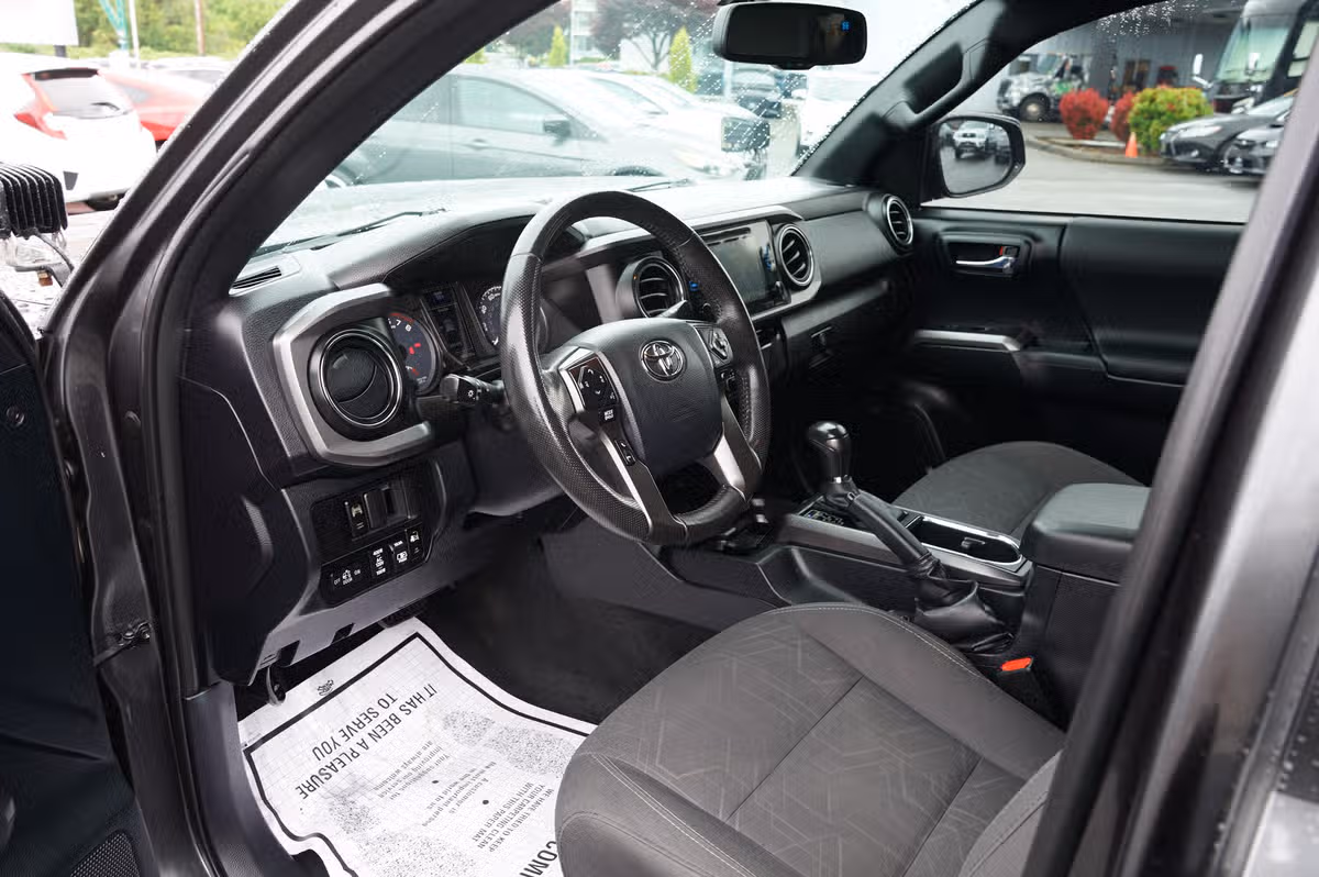 2017 Toyota Tacoma TRD Off-Road Double Cab Image 12