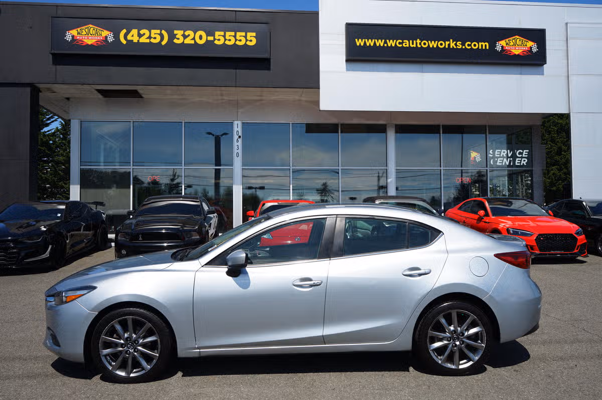 2018 Mazda 3 Touring Image 2