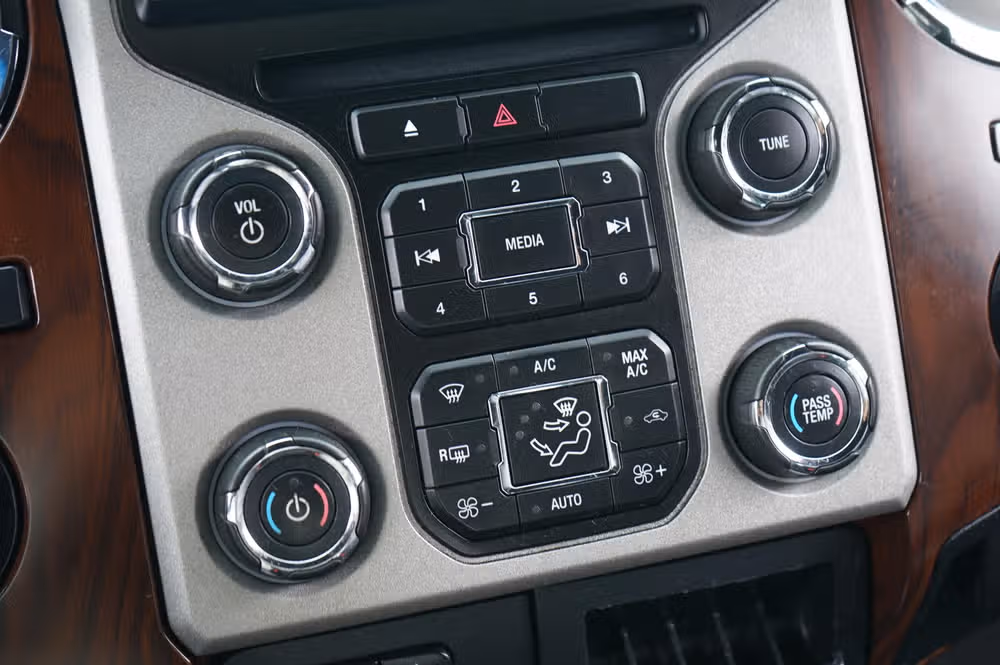2015 Ford F-350 Super Duty LARIAT PICKUP 4D 8 FT Crew Cab Image 23