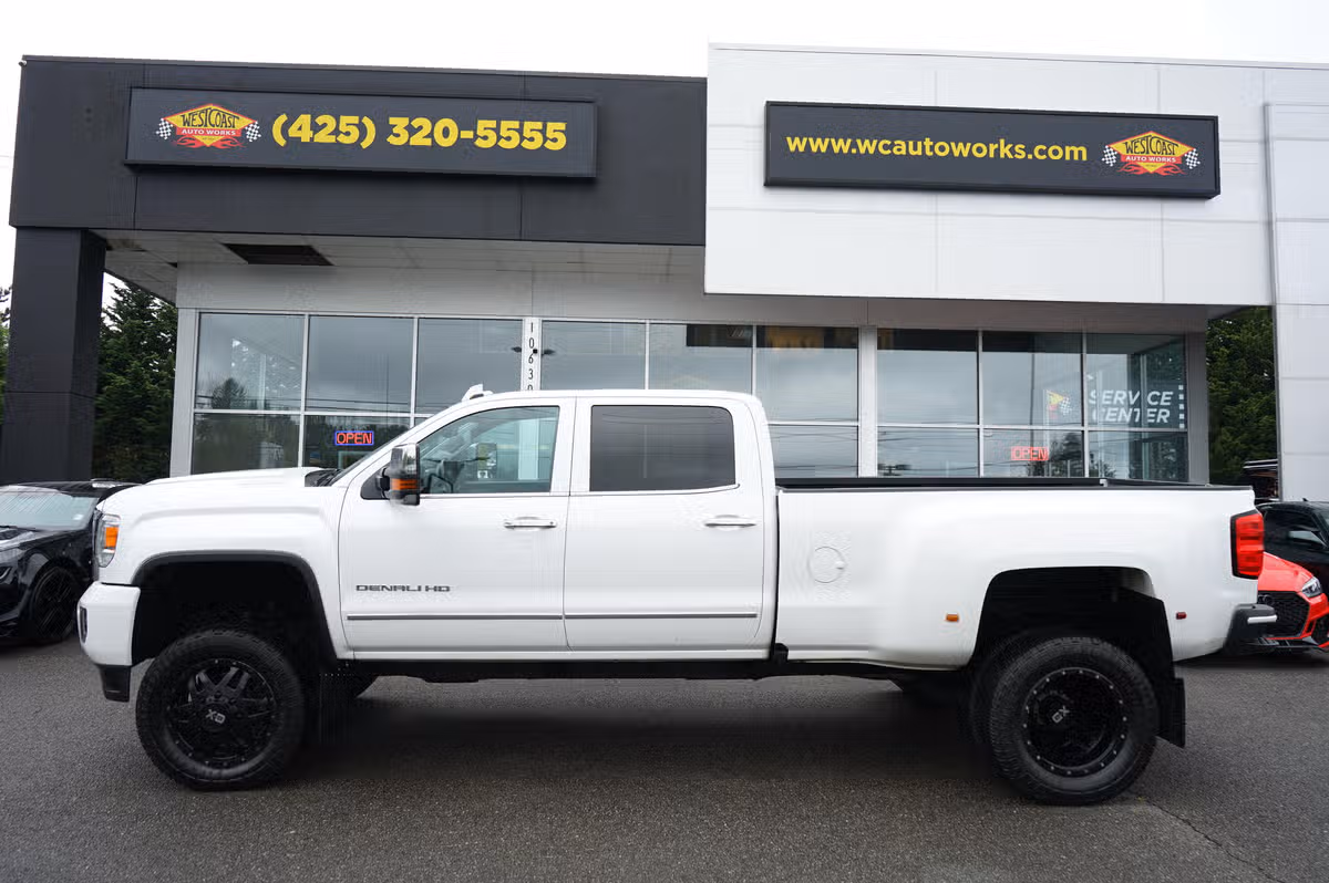 2018 GMC Sierra 3500HD DENALI PICKUP 4D 6 1/2 FT Crew Cab Image 2