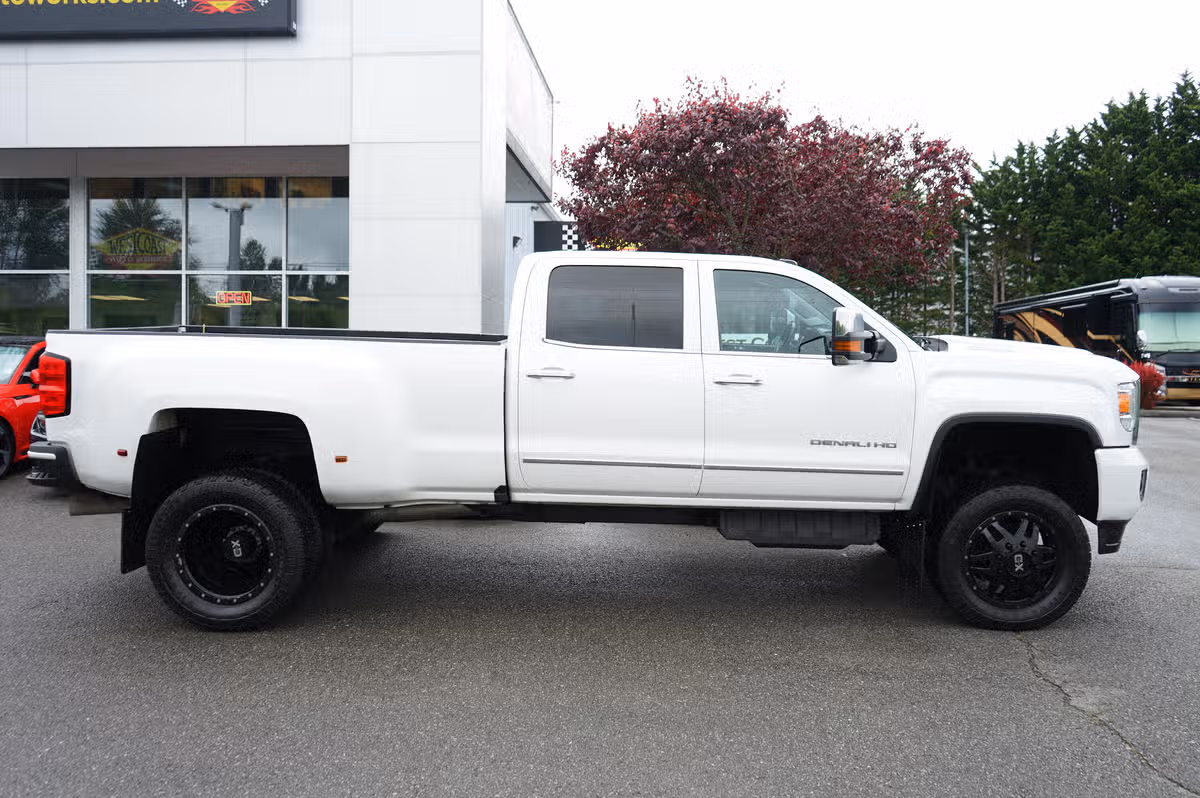2018 GMC Sierra 3500HD DENALI PICKUP 4D 6 1/2 FT Crew Cab Image 6