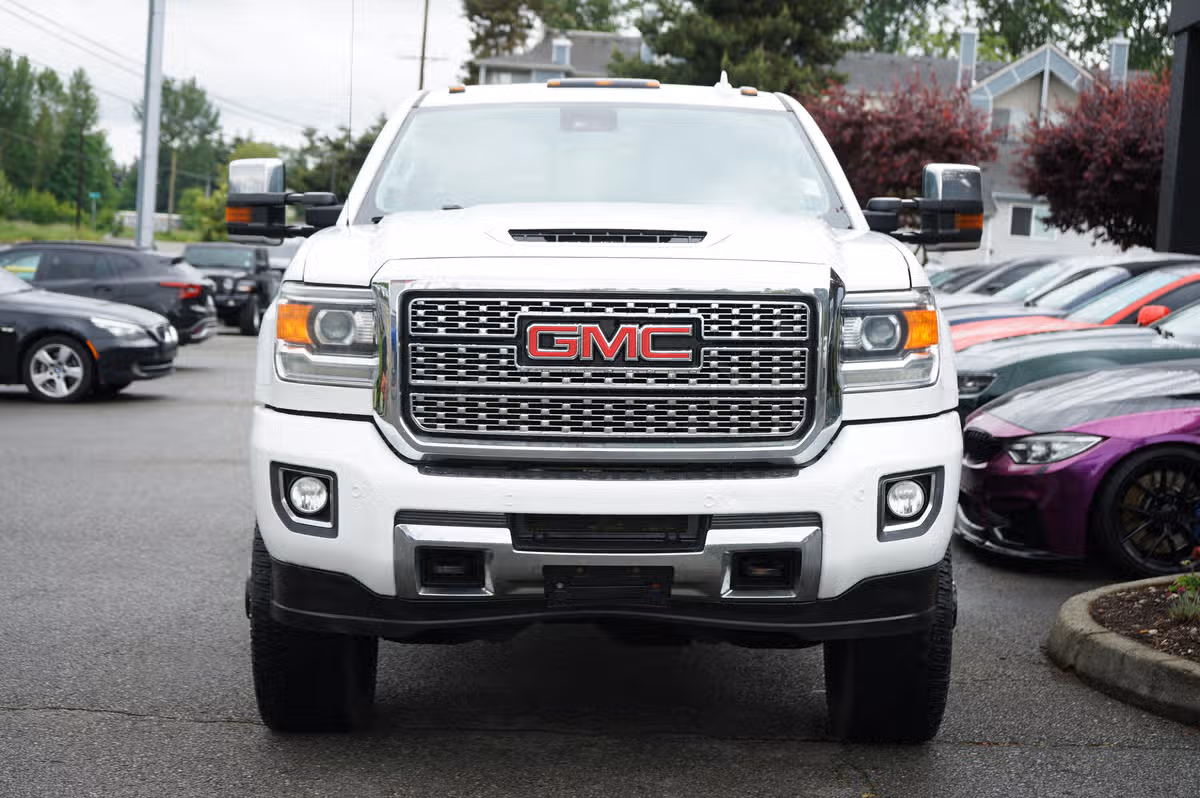 2018 GMC Sierra 3500HD DENALI PICKUP 4D 6 1/2 FT Crew Cab Image 8
