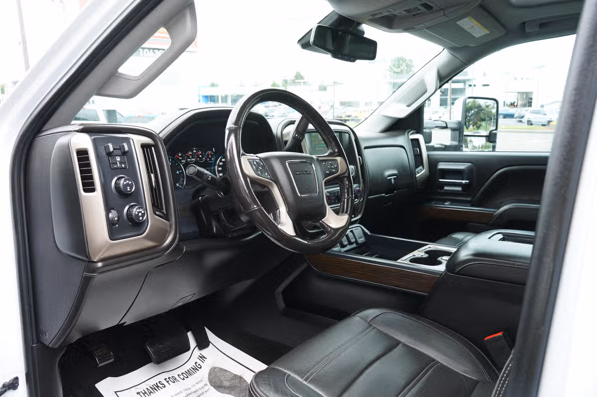 2018 GMC Sierra 3500HD DENALI PICKUP 4D 6 1/2 FT Crew Cab Image 15