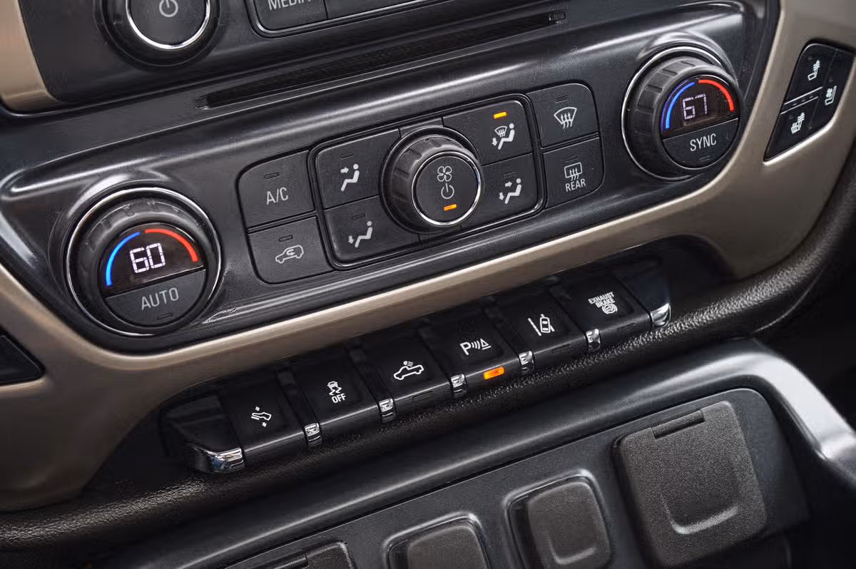 2018 GMC Sierra 3500HD DENALI PICKUP 4D 6 1/2 FT Crew Cab Image 26