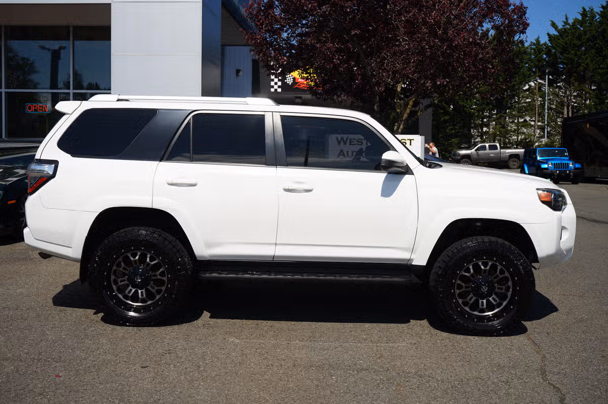 2018 Toyota 4Runner SR5 Image 5