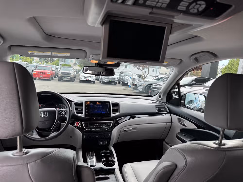 2017 Honda Pilot Touring Image 12